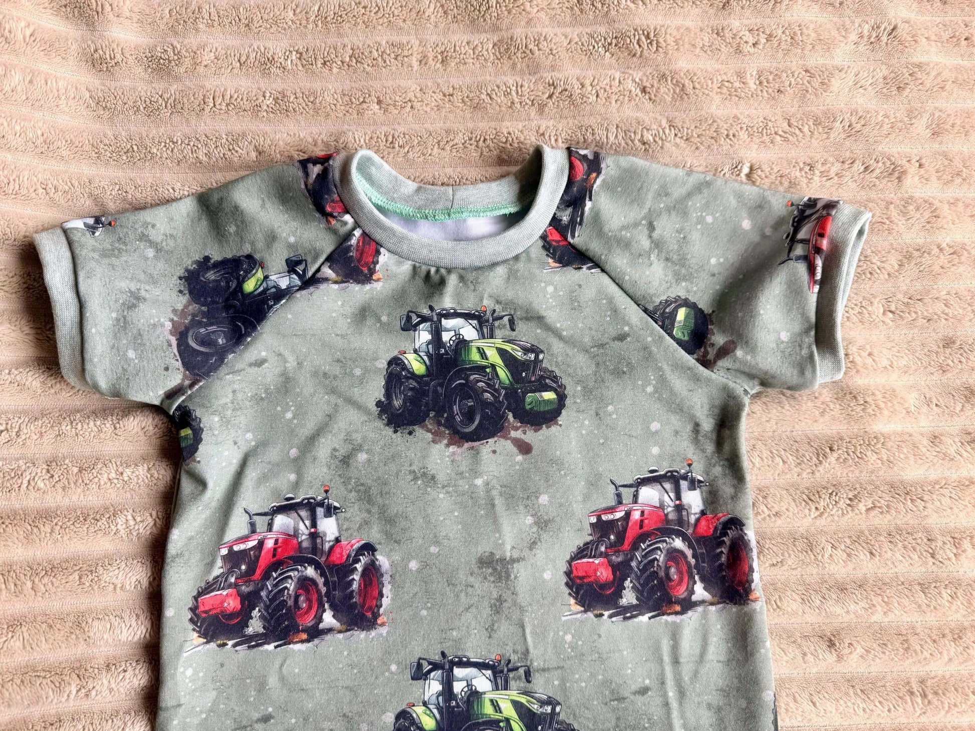 Kinder Raglanshirt aus Jersey mit Bauernhof Design
