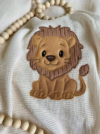 Fröhlicher Löwe als Stickmotiv – ideal für Kinderkleidung