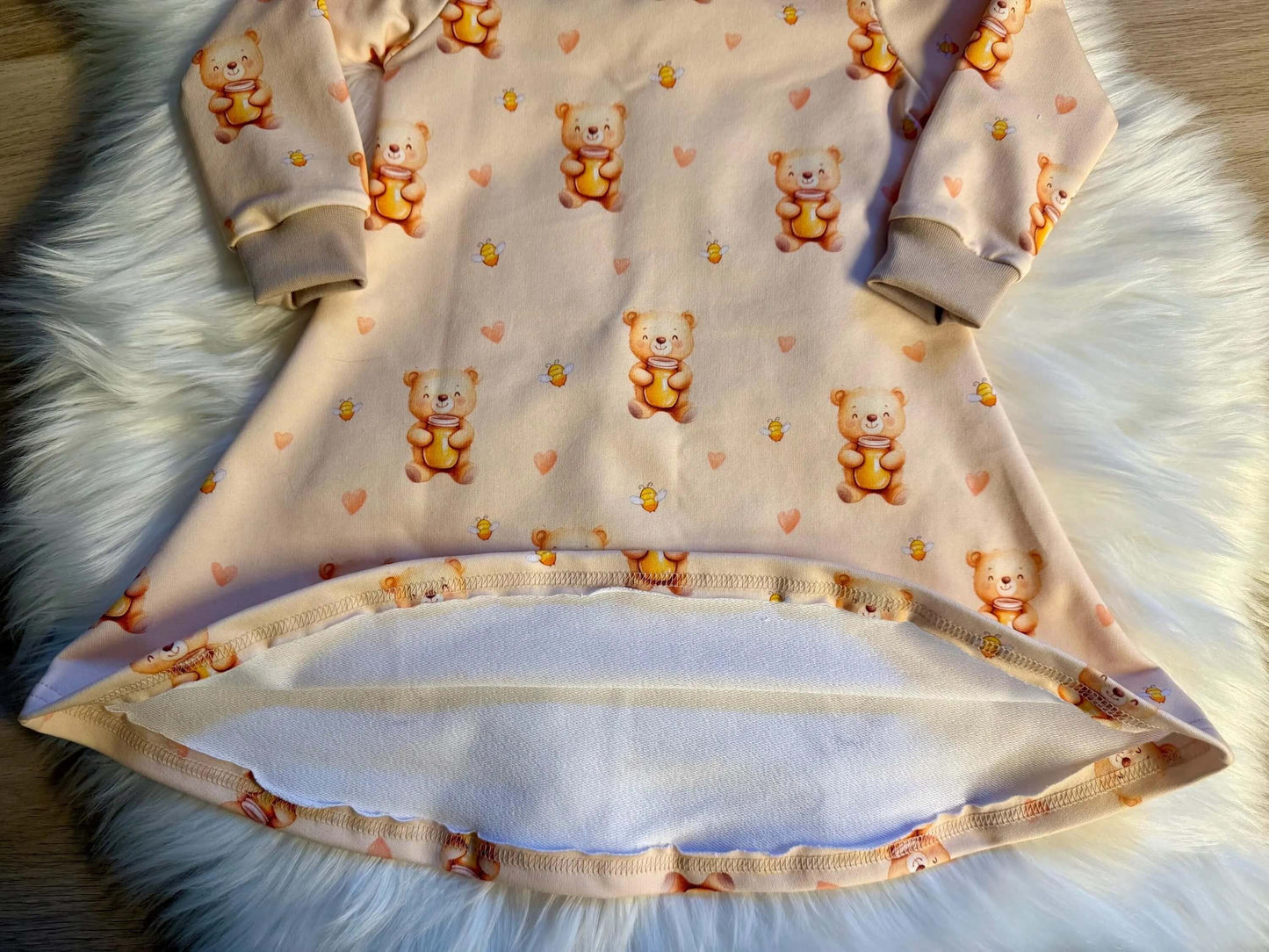 Kinderkleid beige mit Honig Bären flach fotografiert
