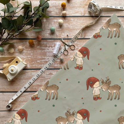 Wichtelfreund Kinderstoff Meterware mit Wichtel und Reh Motiv auf Salbeigrün, OEKO-TEX 100 Jersey Weihnachtsstoff für Baby- und Kindermode