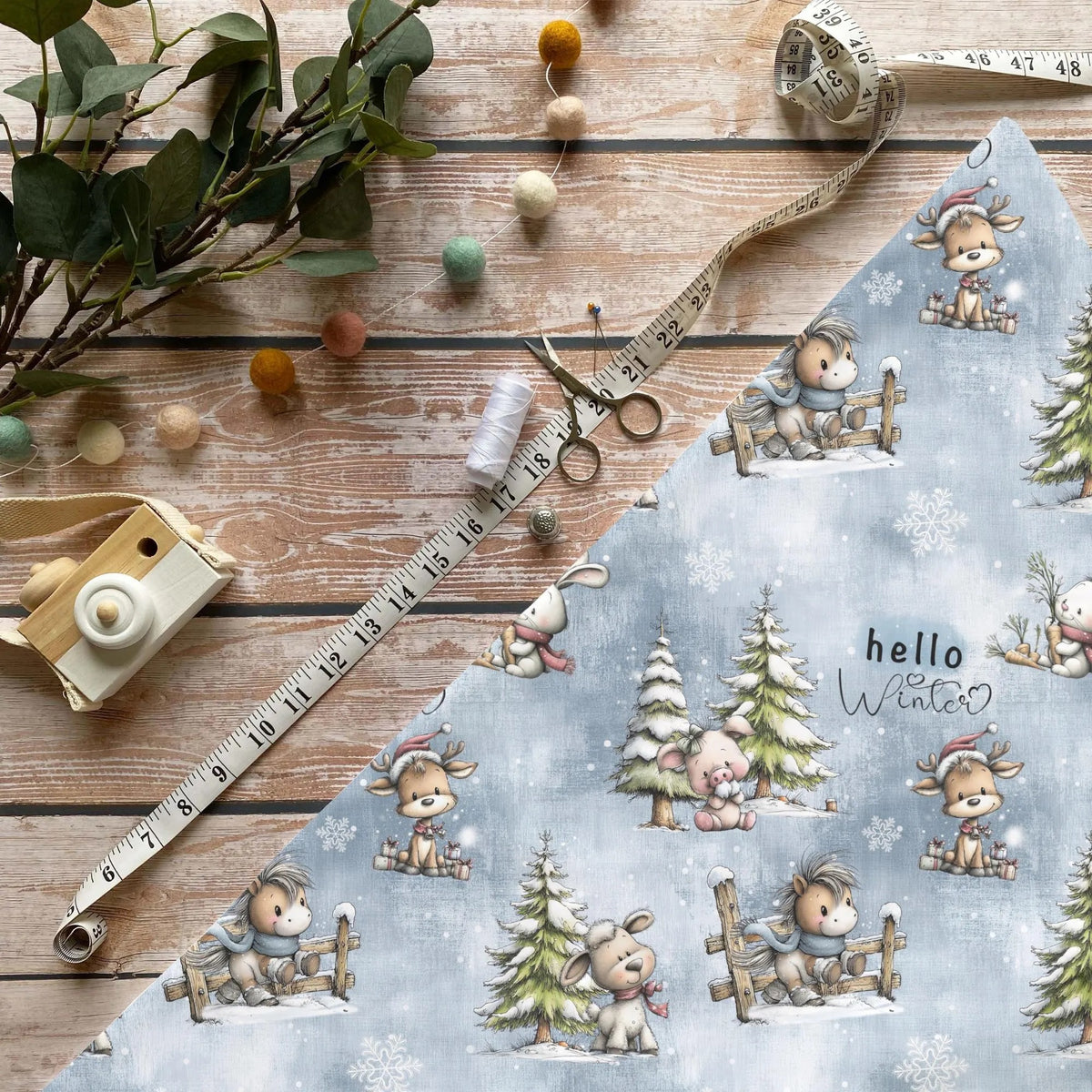 Winterfreunde Kinderstoff Meterware mit Pony, Lamm, Reh und Hase Motiv und Spruch "hello Winter", OEKO-TEX 100 Jersey Stoff für Baby- und Kindermode
