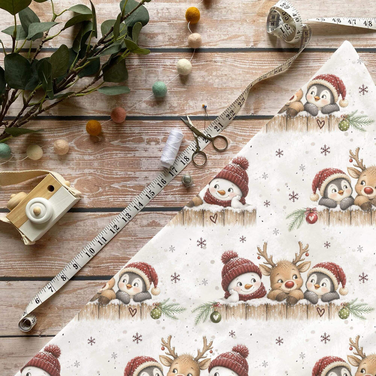Winterliche Herzensfreunde Kinderstoff Meterware mit Pinguin, Rentier und Schneemann Motiv am Gartenzaun, OEKO-TEX 100 Jersey Weihnachtsstoff für Baby- und Kindermode