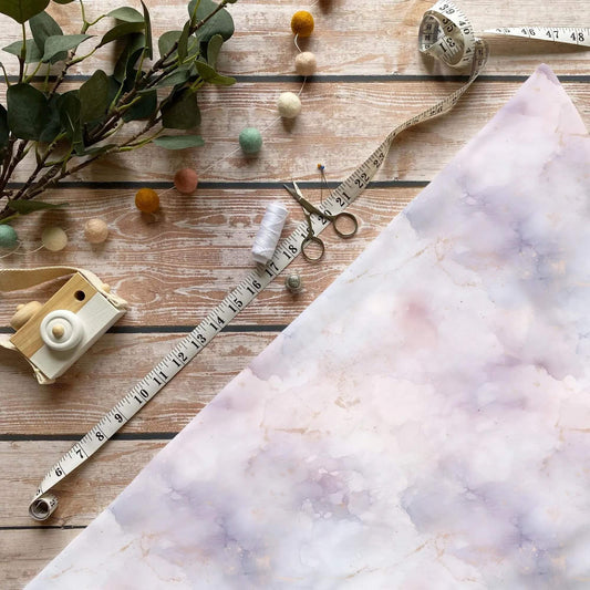 Winternebel Stoff Meterware mit Aquarell Marmor Design in Flieder, Rosa und Gold, OEKO-TEX 100 Jersey Stoff für Baby-, Kinder- und Erwachsenenmode