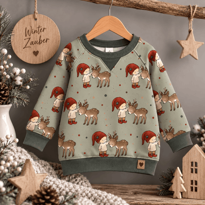 Wichtelfreund vernäht zu Sweatshirt und Jogginghose Set, Kind trägt French Terry Pulli mit Wichtel und Reh Motiv, OEKO-TEX 100 Weihnachtsstoff