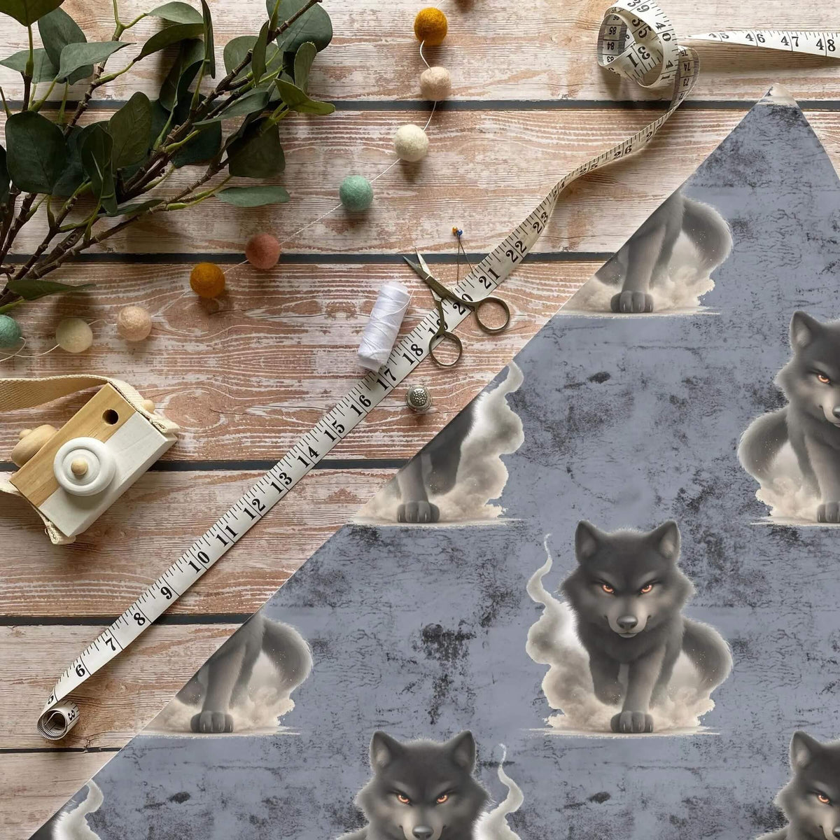Wolf Kinderstoff Meterware mit Wolfswelpe und leuchtenden Augen Motiv auf Steingrau, OEKO-TEX 100 Jersey Jungenstoff für Baby- und Kindermode