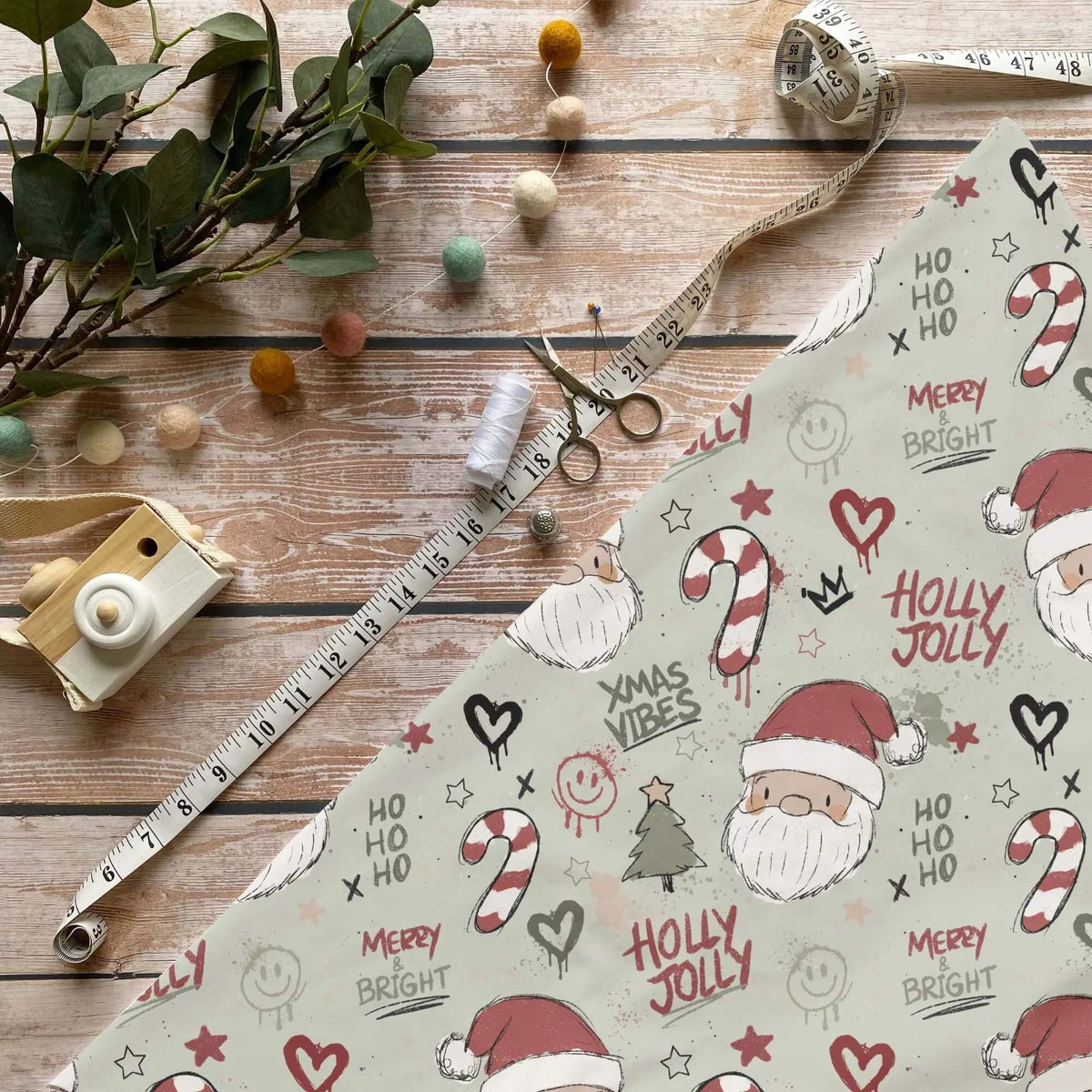 Xmas Vibes Kinderstoff Meterware mit Weihnachtsmann und Holly Jolly Schriftzug im Graffiti-Stil, OEKO-TEX 100 Jersey Weihnachtsstoff für Baby- und Kindermode