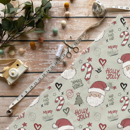 Xmas Vibes Kinderstoff Meterware mit Weihnachtsmann und Holly Jolly Schriftzug im Graffiti-Stil, OEKO-TEX 100 Jersey Weihnachtsstoff für Baby- und Kindermode