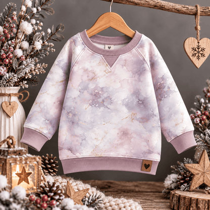 Winternebel vernäht zu Sweatshirt und Leggings Set, Kind trägt French Terry Pulli mit Aquarell Marmor Design im Schnee, OEKO-TEX 100 Kinderstoff