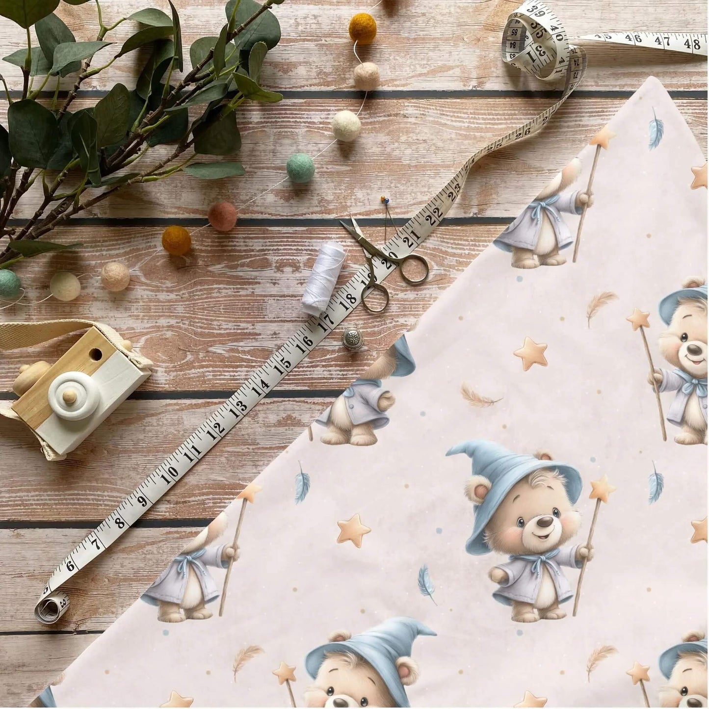 Zauberbär Kinderstoff Meterware mit Bär im Zauberhut Motiv, OEKO-TEX 100 Jersey Stoff für Baby- und Kindermode