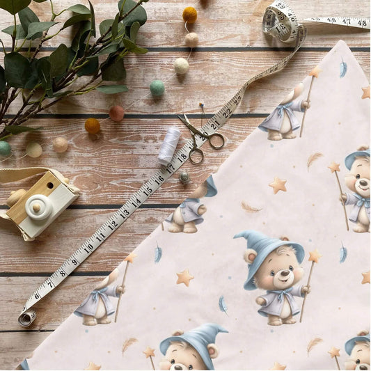Zauberbär Kinderstoff Meterware mit Bär im Zauberhut Motiv, OEKO-TEX 100 Jersey Stoff für Baby- und Kindermode