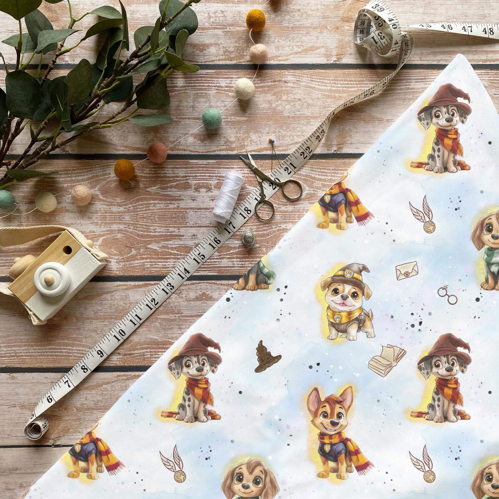 Zauberer Hunde French Terry 0,5m Sofortkauf Kinderstoff mit magischen Hunde Motiven OEKO-TEX Standard 100
