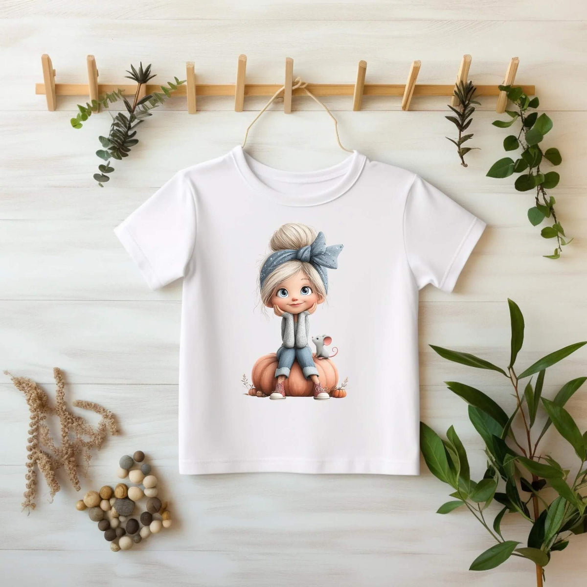 Weißes Kinder-T-Shirt mit DTF Bügelbild Aschenputtel auf Kürbis, Herbst Bügelmotiv 17x11 cm