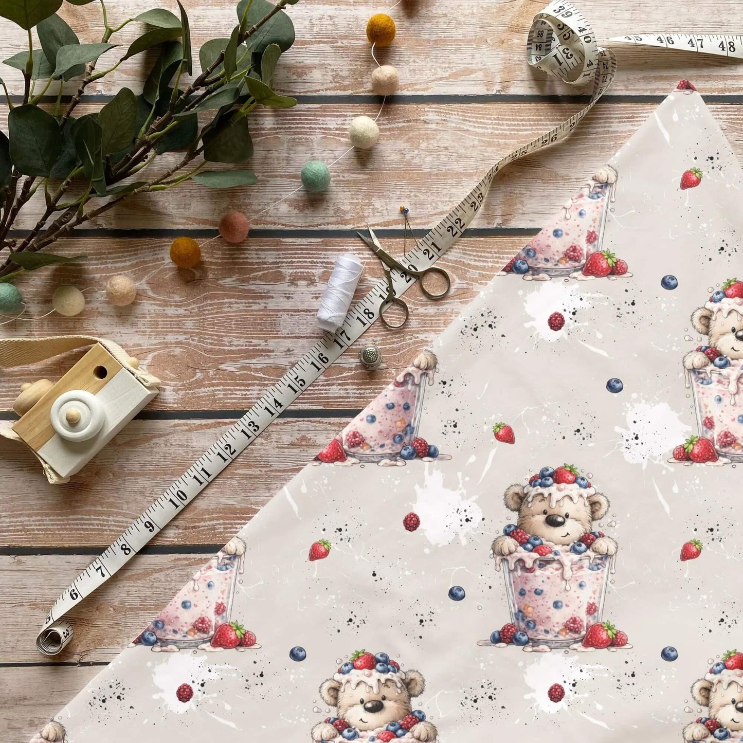 Joghurtbärchen Stoff Meterware mit niedlichen Bären und Beeren auf hellem Hintergrund
