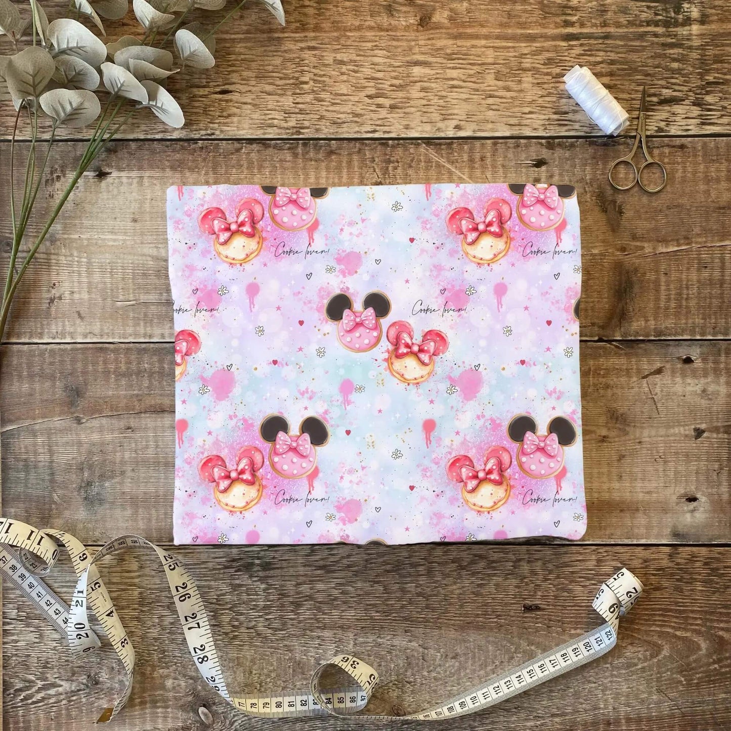 Babystoff Cookie Lover mit rosa Keksdesign und Schleifen in Aquarelloptik
