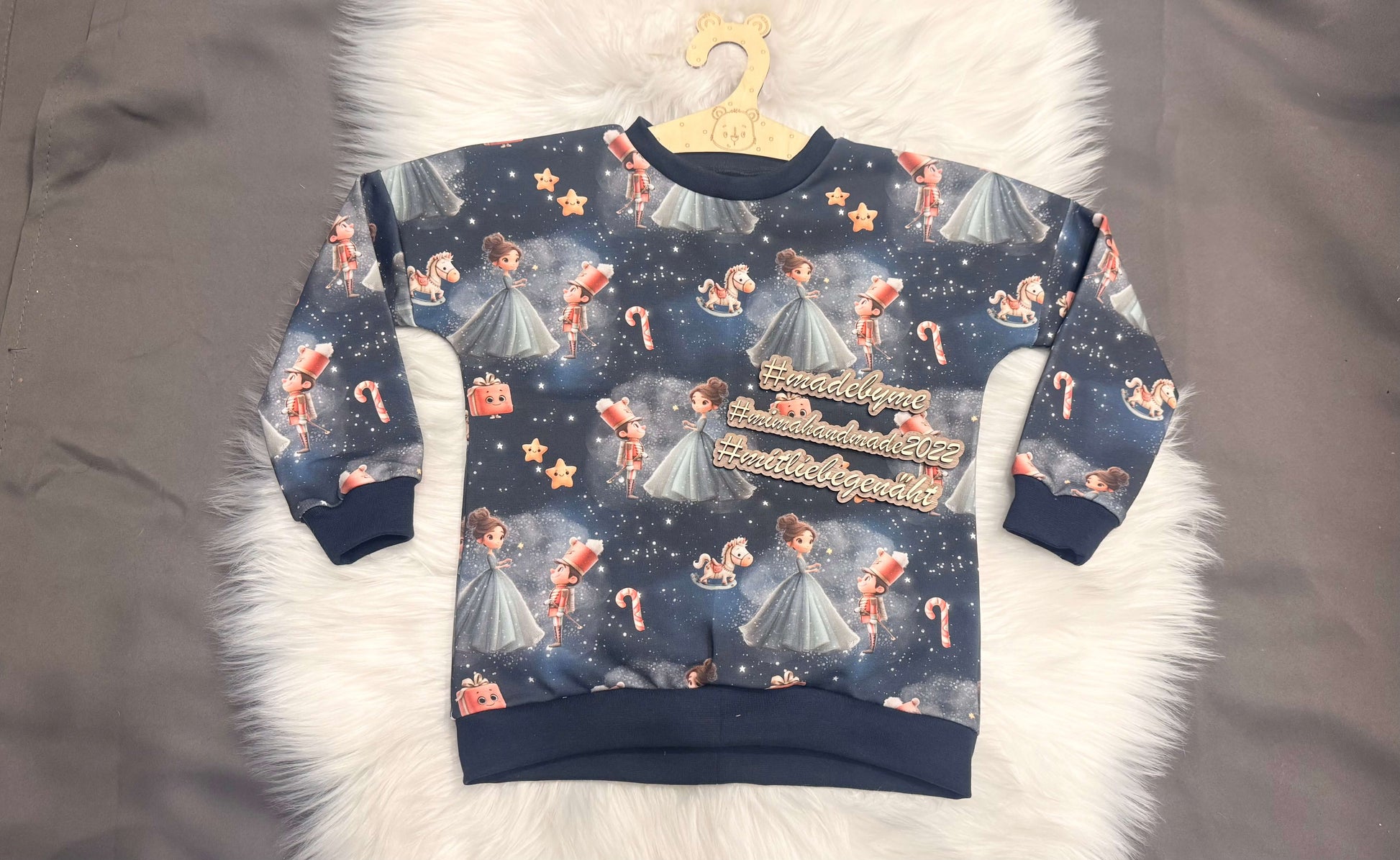 „Weihnachtlicher Kinderpullover mit Ballerina und Spielzeugsoldaten – French Terry“