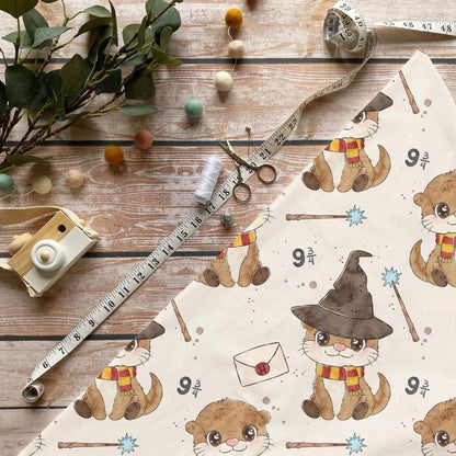 Zauberotter mit Hut French Terry – hochwertiger Kinderstoff mit Otter & Zauberhut
