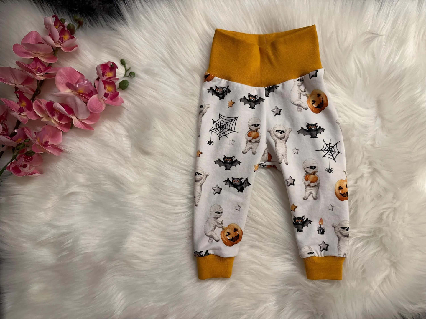 Baby Outfit Größe 62 mit Kleid und Leggings im Kinderzimmer
