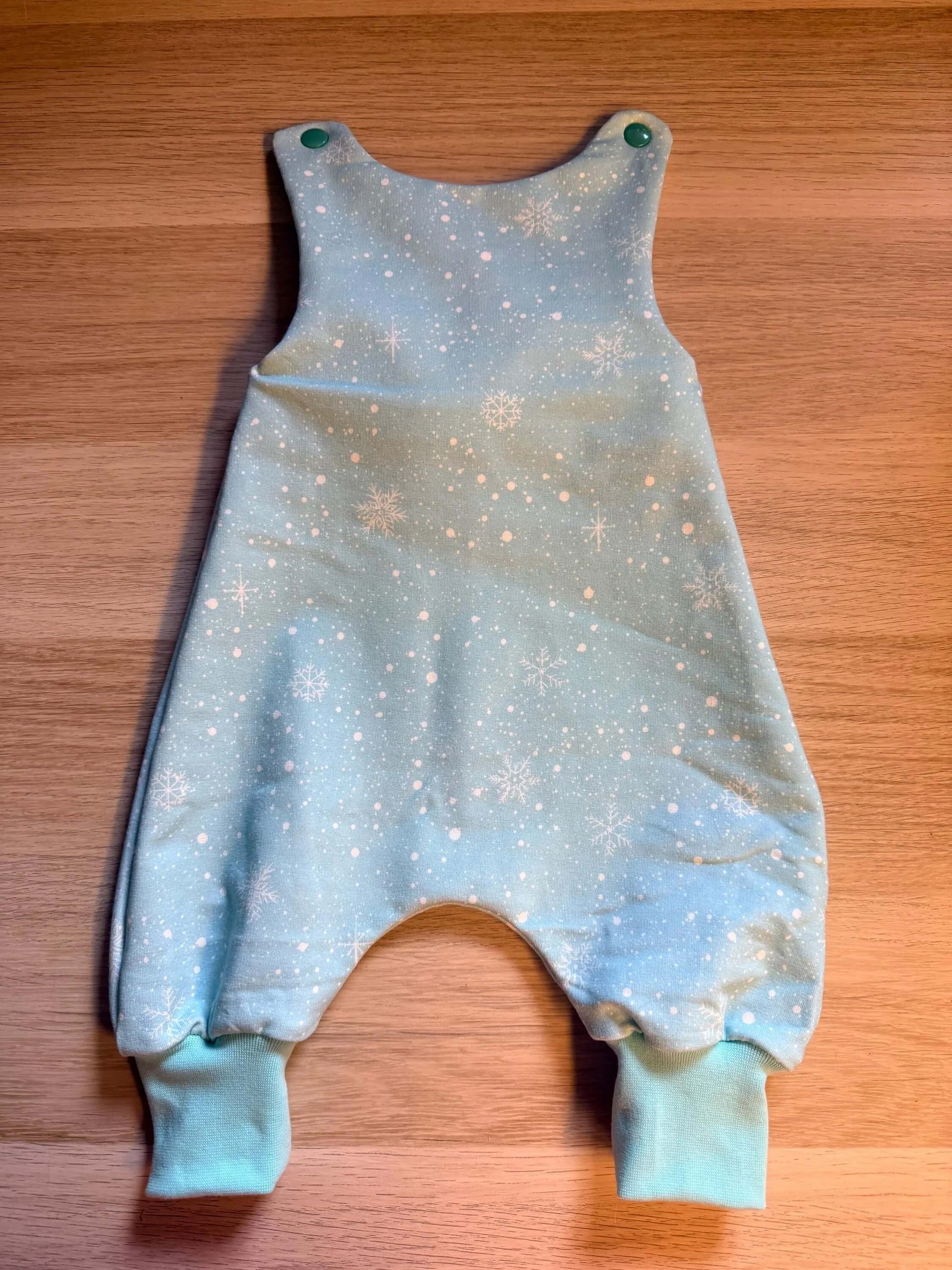 French Terry Strampler Größe 56 in Blau im Kinderzimmer
