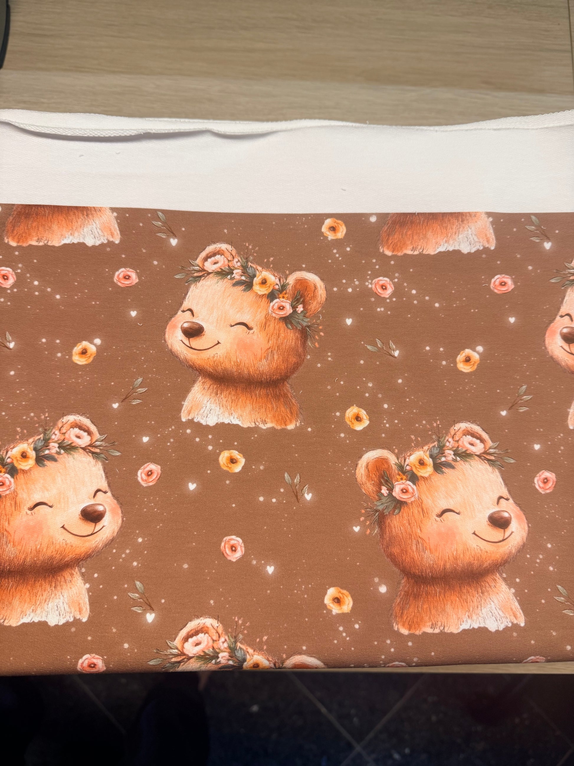 Bär mit Blumen French Terry Stoff mit braunem Hintergrund und floralen Details