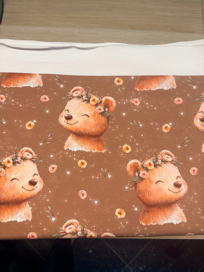 Bär mit Blumen French Terry Stoff mit braunem Hintergrund und floralen Details