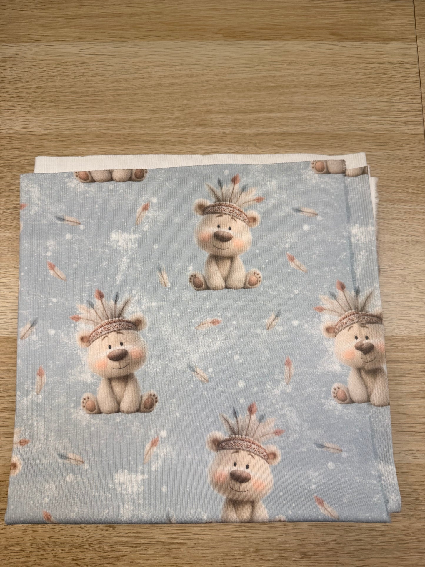 Boho Eisbär Rib Jersey Stoff mit Bärenmotiv auf hellblauem Hintergrund