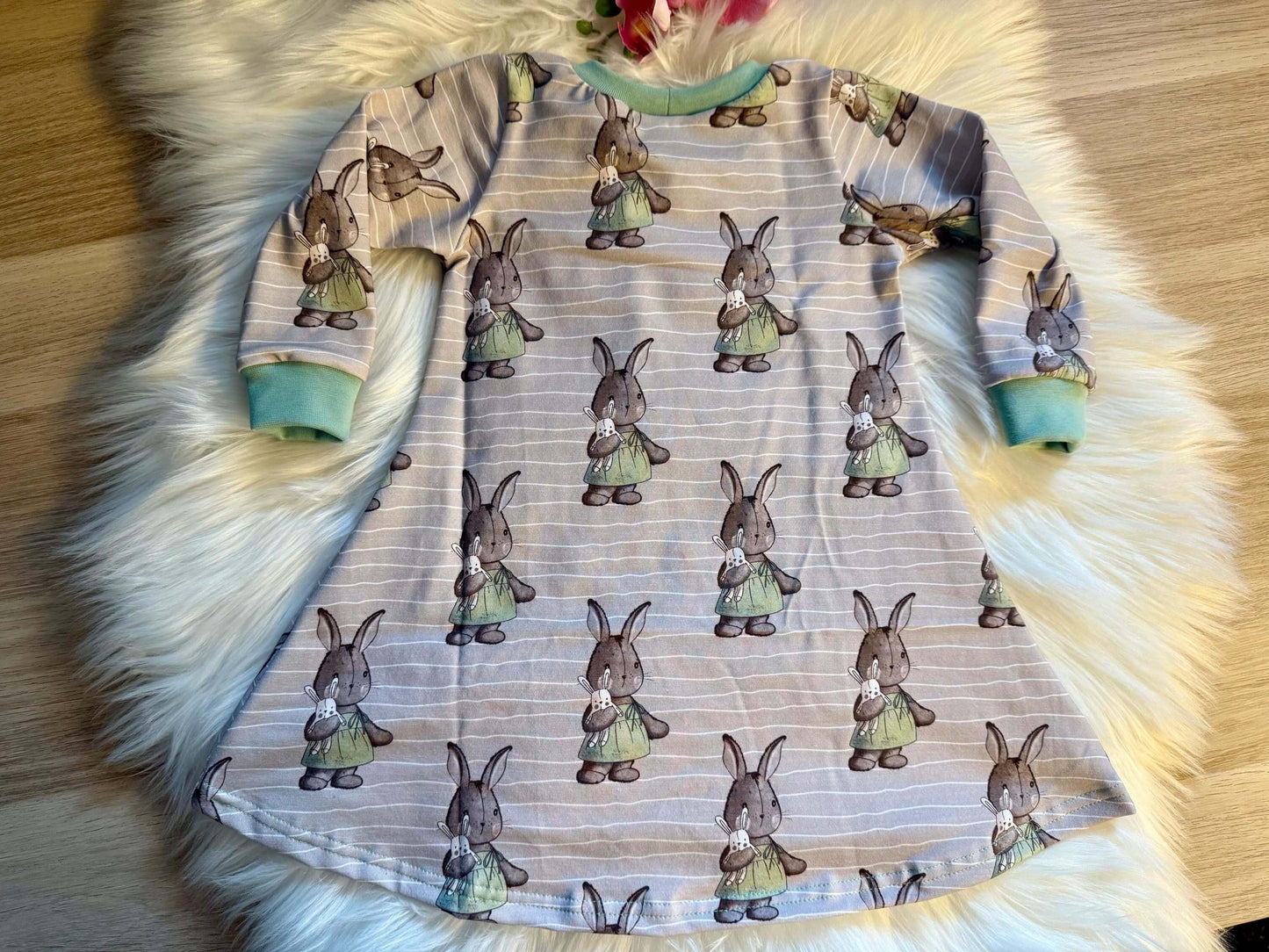 Detailaufnahme des Hasenmusters auf dem Kleid
