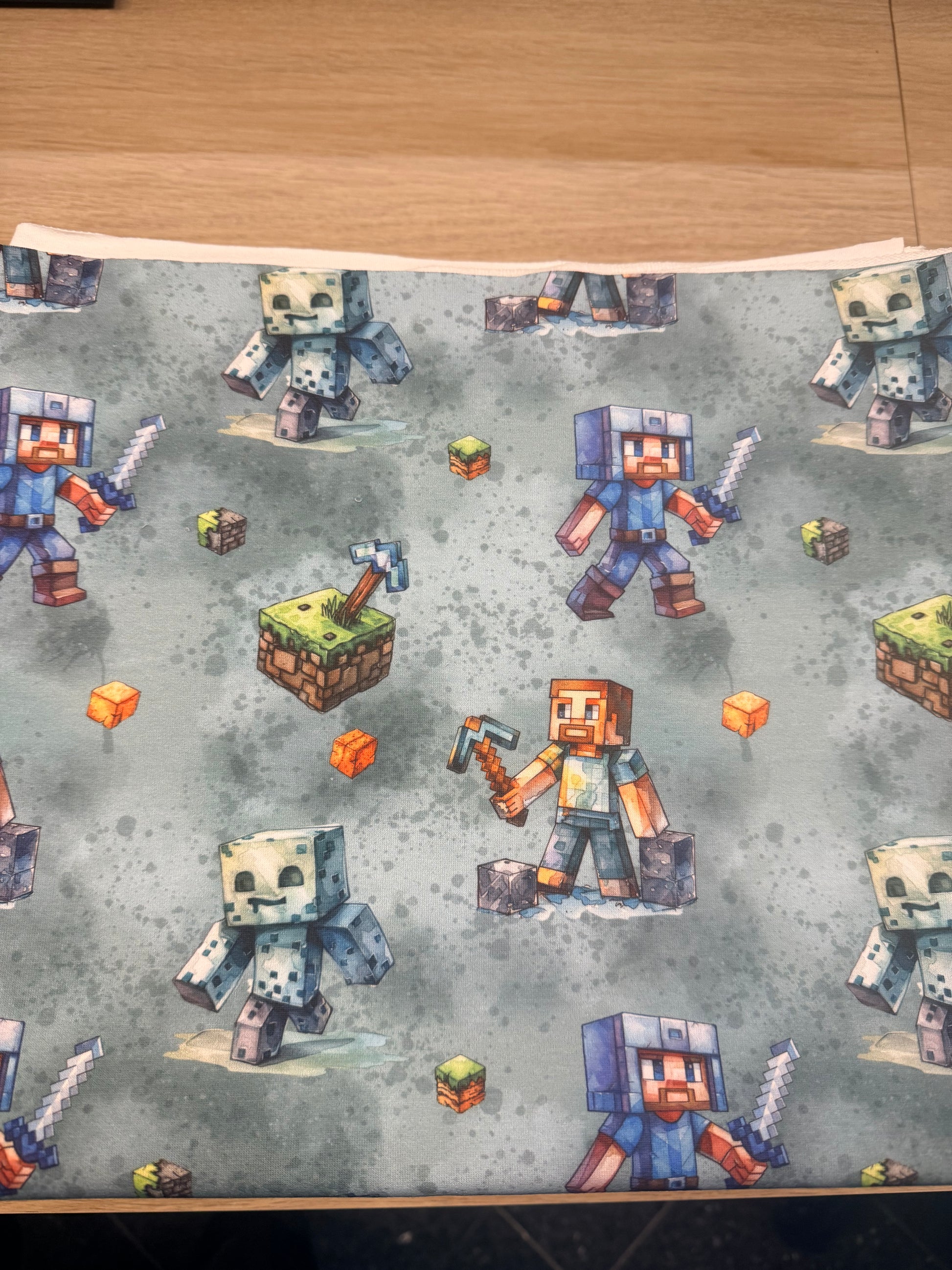 OEKO-TEX 100 zertifizierter French Terry mit Abenteuerdesign für Kinder