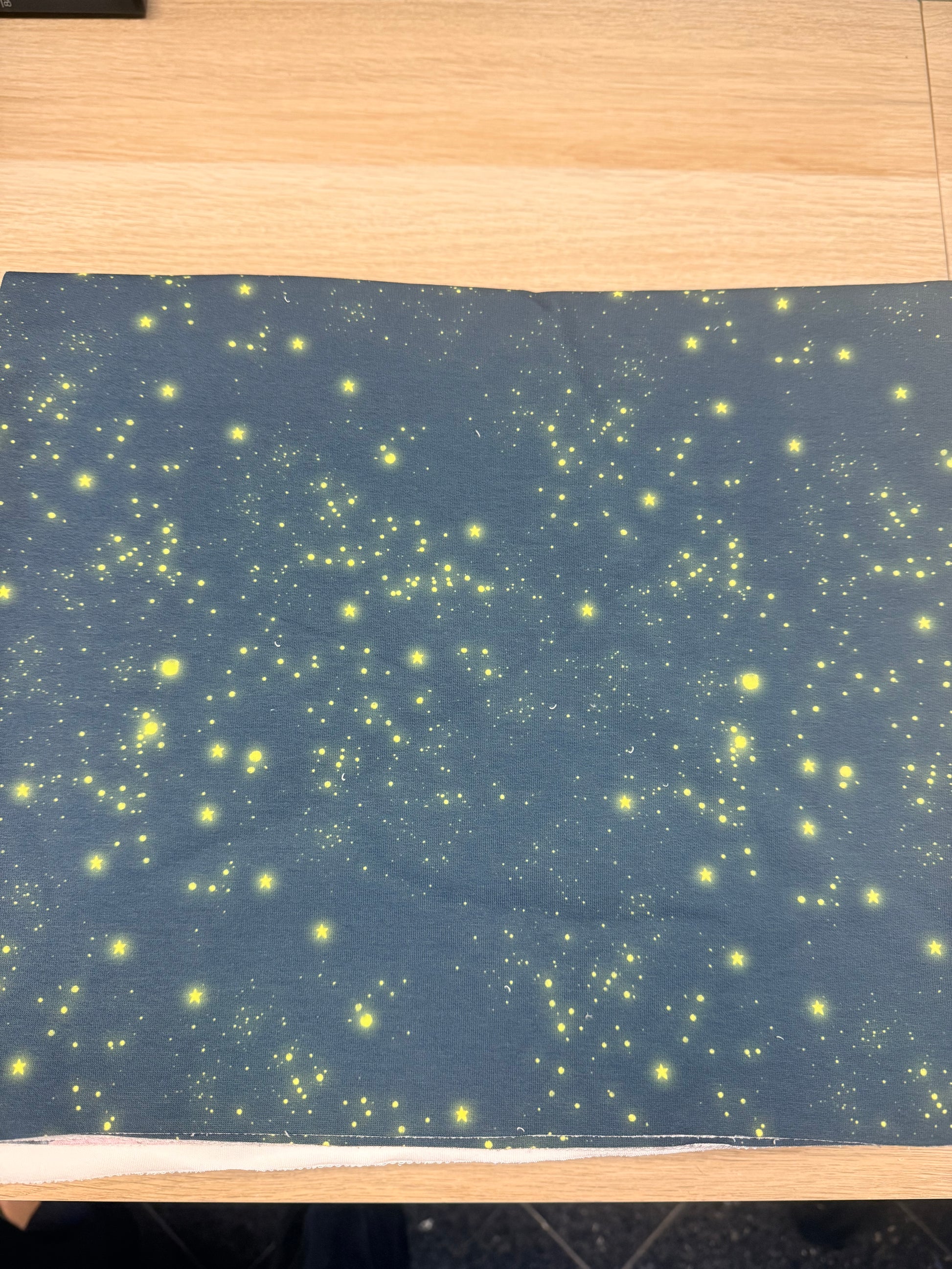 OEKO-TEX 100 zertifizierter French Terry mit festlichem Kombidesign