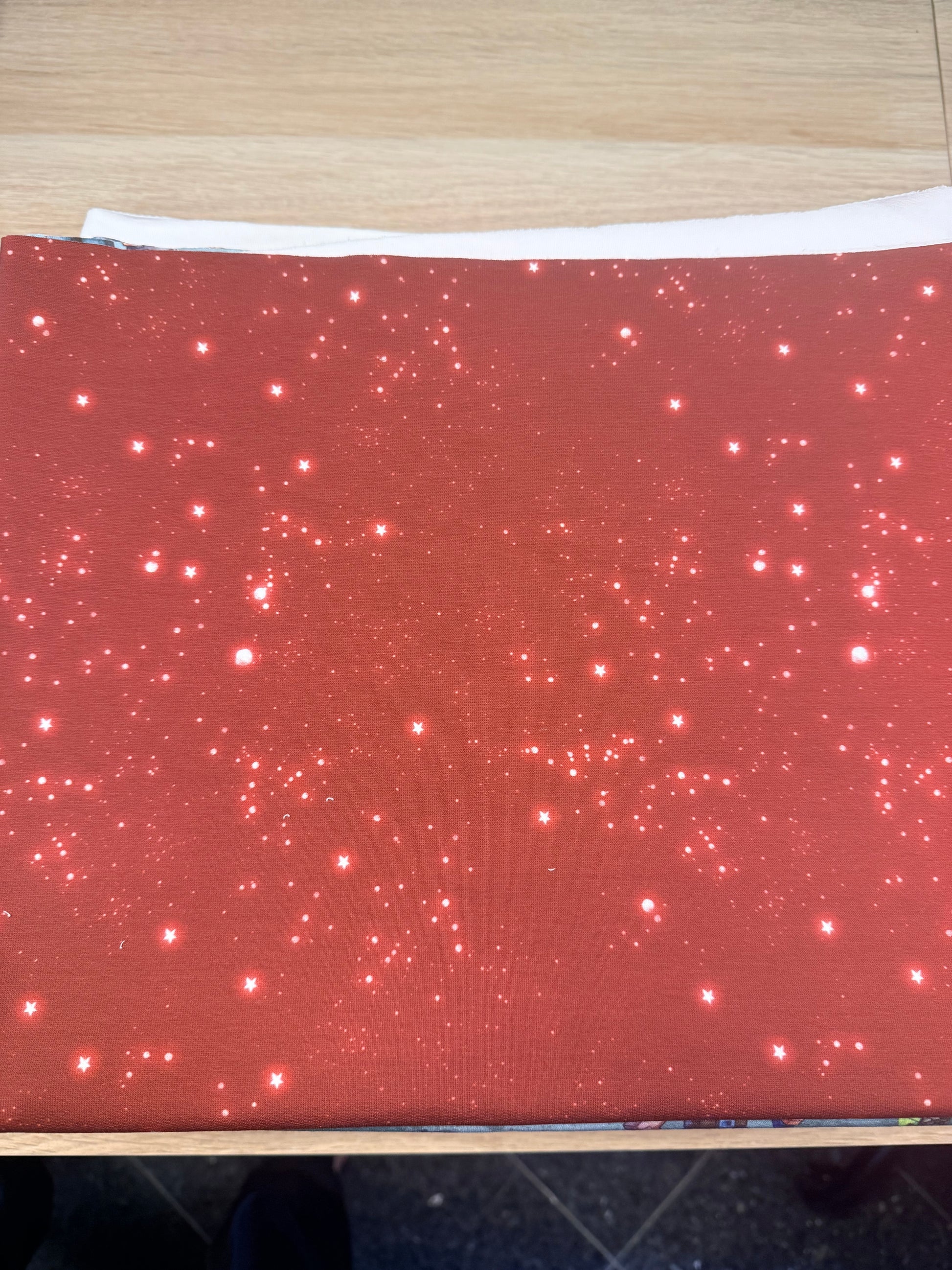 OEKO-TEX 100 zertifizierter French Terry mit festlichem Kombidesign