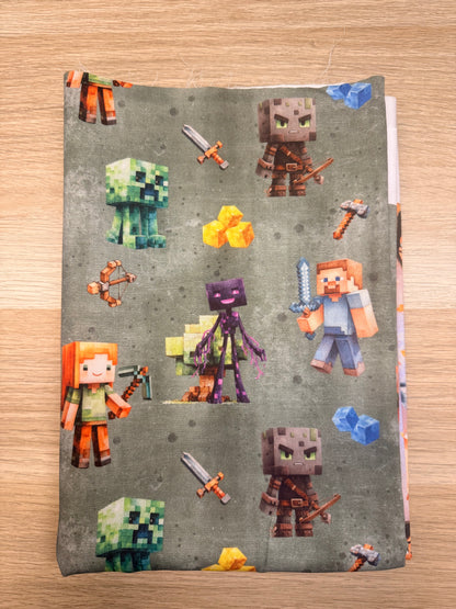Handwerk dunkelfgrün Baumwollstoff mit Pixelmotiv und Figuren