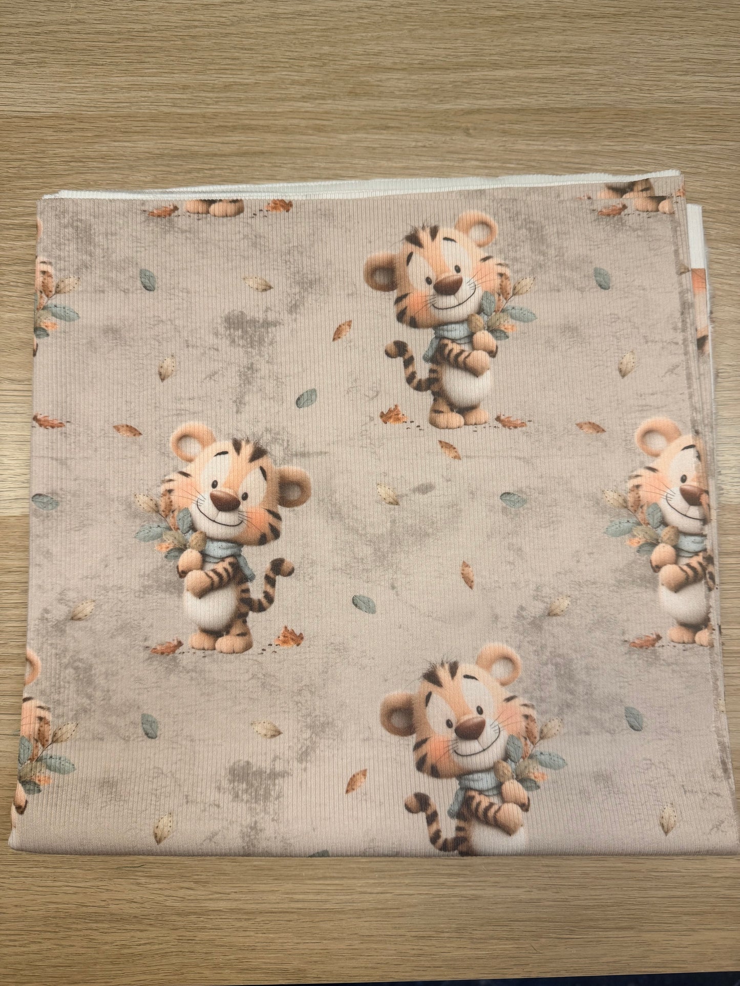 Herbstlicher Tiger Rib Jersey Stoff mit Blättern und Tigerfigur