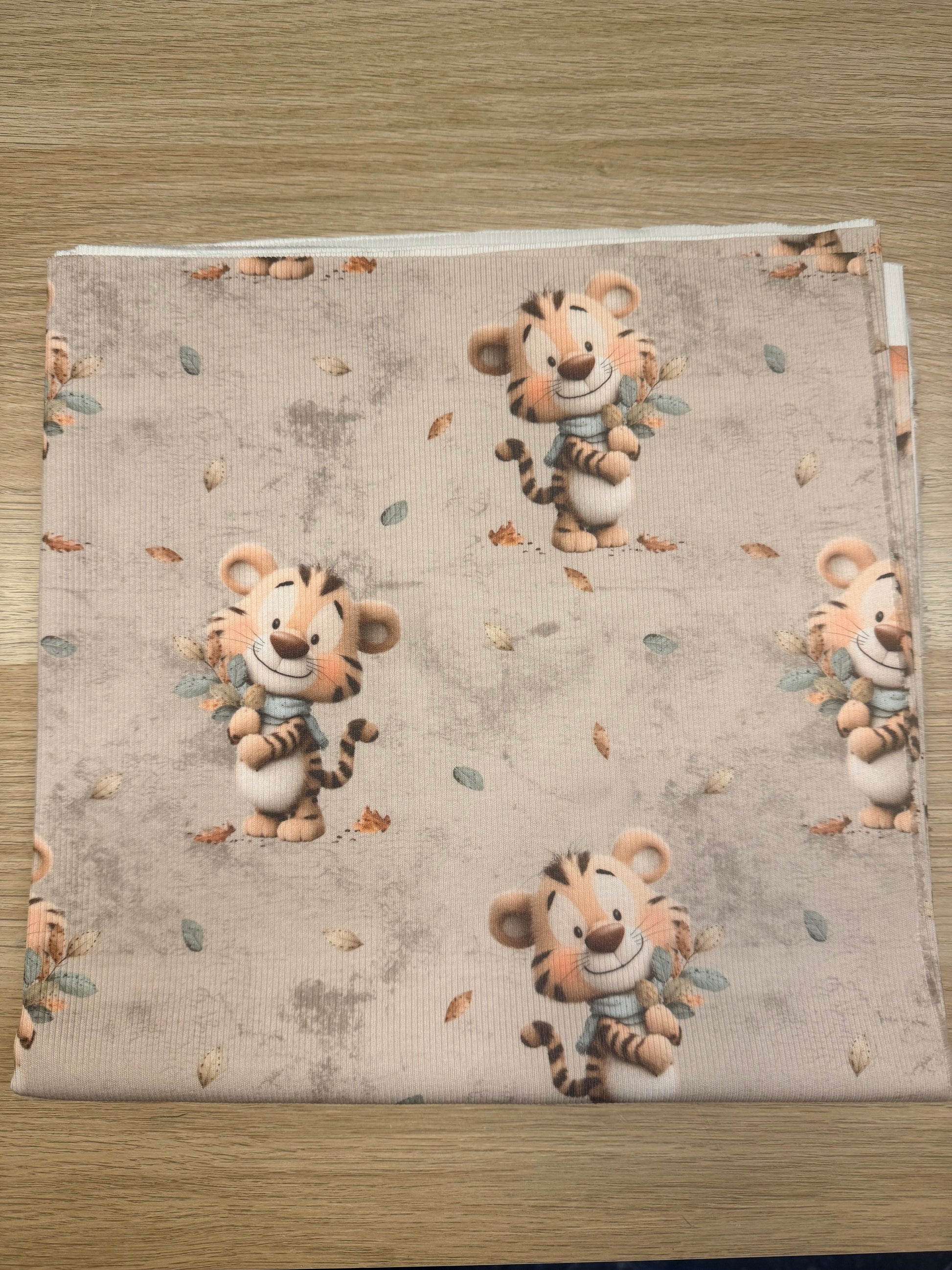 Herbstlicher Tiger Rib Jersey Stoff mit Blättern und Tigerfigur
