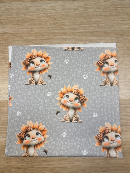   Leopard mit Blumenkranz Rib Jersey Stoff auf grauem Hintergrund