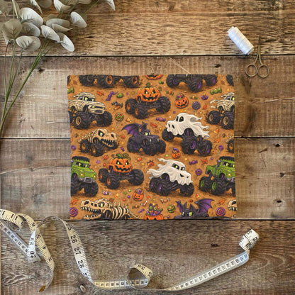 Spooky Monster Trucks Stoffbündel dunkler Holztisch Nähzubehör