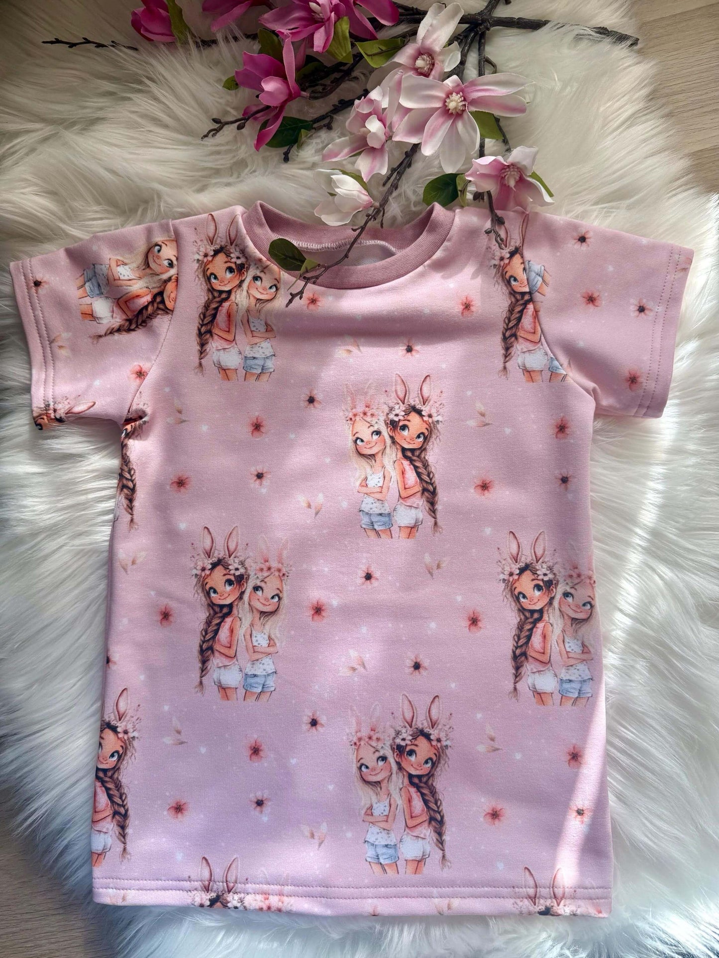 T‑Shirt Größe 110 mit Halsbündchen in Rosa
