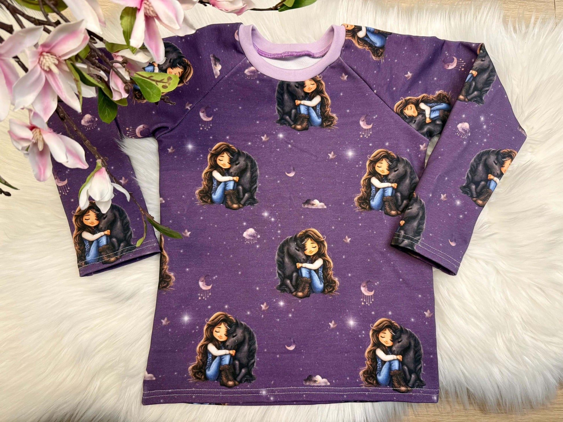 Lila Langarmshirt Größe 116 mit Einhornprint
