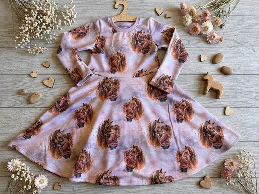 Drehkleid Kinder lila mit Herzenspferd-Eigendesign, French Terry, am Kleiderbügel