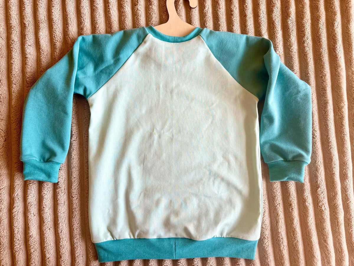 Rückansicht Pullover Kinder Gr. 98 türkis, schlicht ohne Motiv