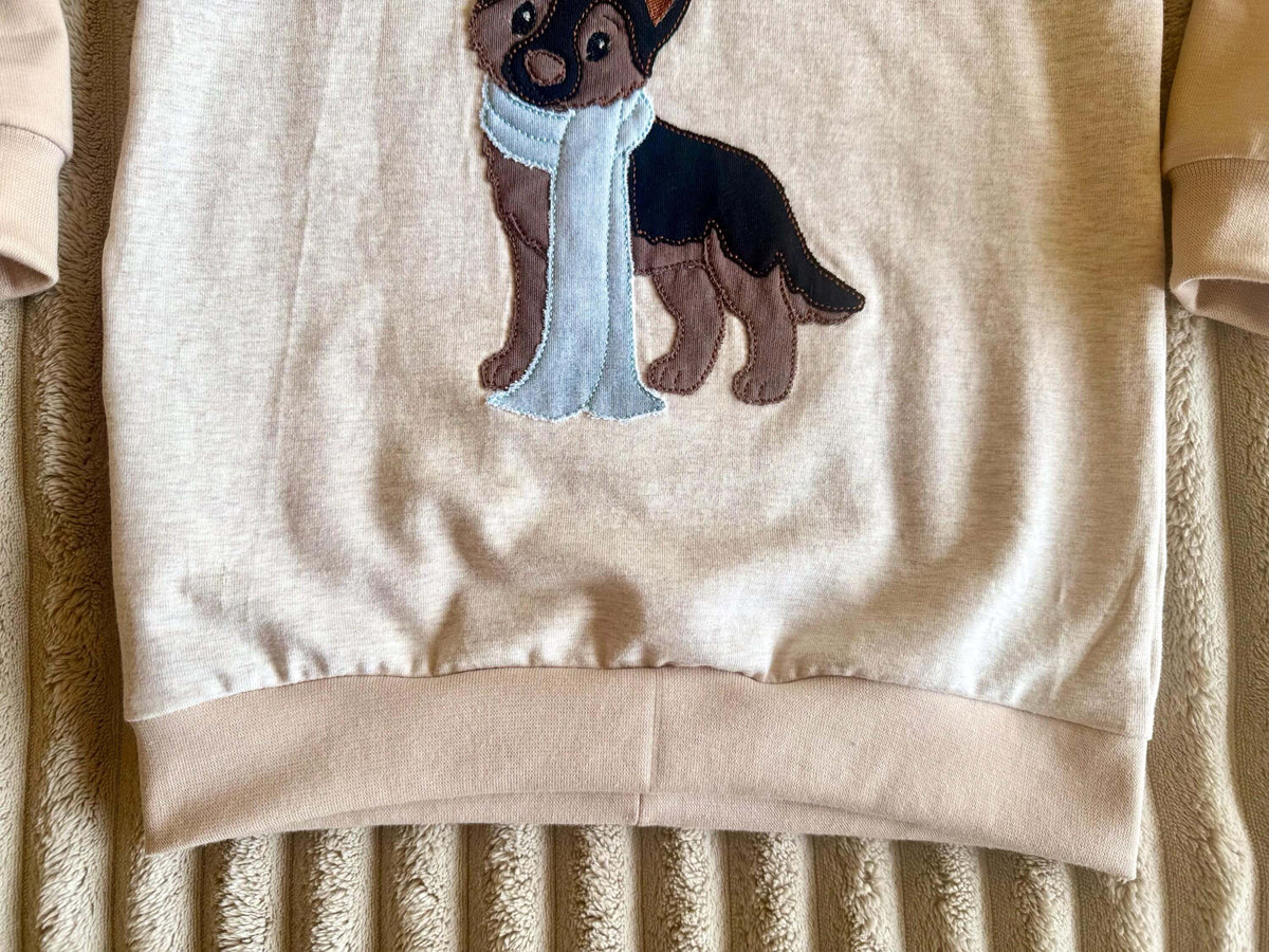 Pullover Kinder Größe 98 beige mit Schäferhund-Motiv, am Kleiderbügel fotografiert