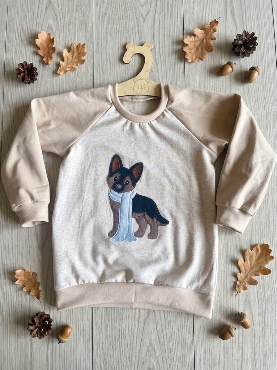 Pullover Kinder Größe 98 beige mit Schäferhund-Stickapplikation, Jersey, mit Herbstdeko fotografiert