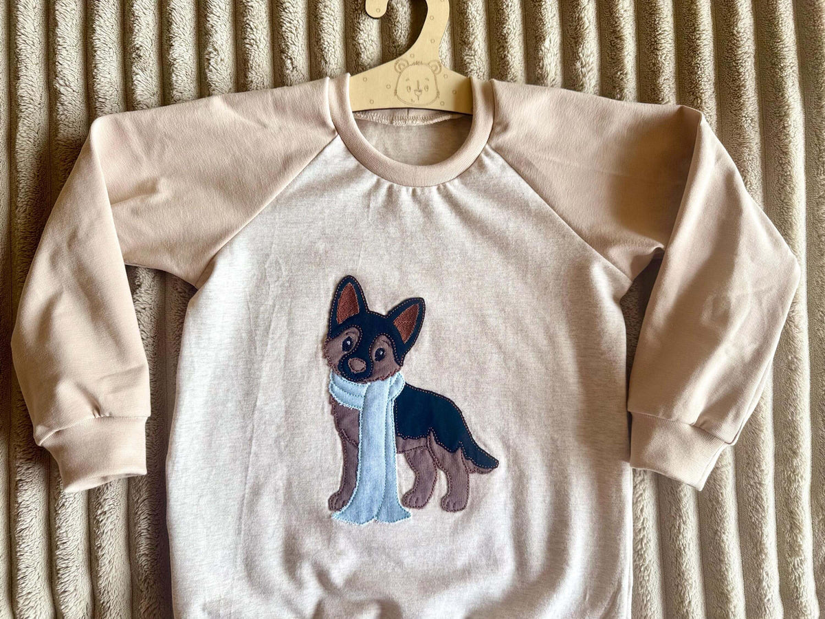 Detailansicht beiges Saumbündchen am Pullover Schäferhund Gr. 98
