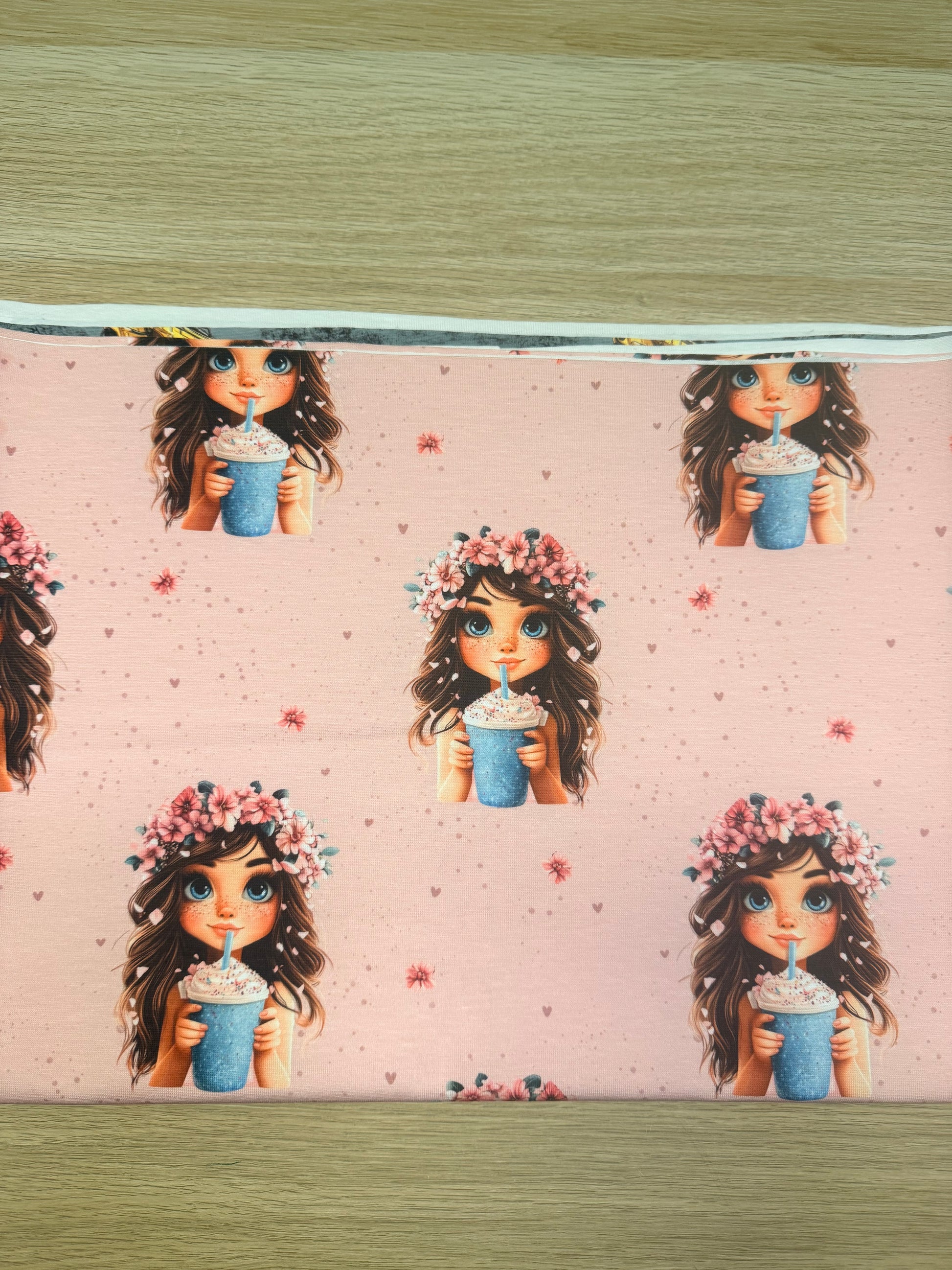 Smoothie Girl Jersey Stoff mit rosa Hintergrund und Blumenkranz