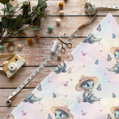 Sommer Dino French Terry Stoff mit Pastellhintergrund und Schmetterlingen