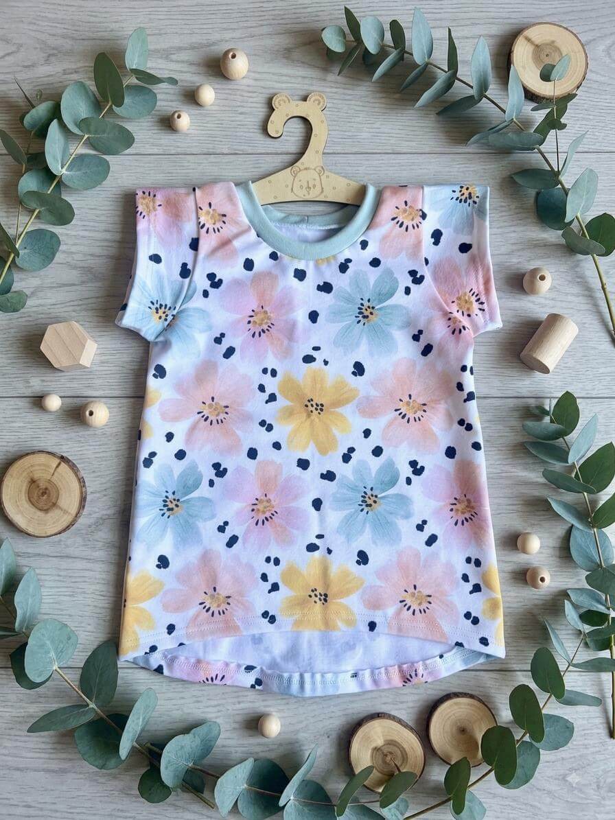 T-Shirt Kinder Größe 122 weiß mit Blumen Eigendesign, Jersey, am Kleiderbügel fotografiert