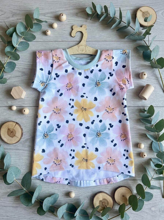 T-Shirt Kinder Größe 122 weiß mit Blumen Eigendesign, Jersey, am Kleiderbügel fotografiert