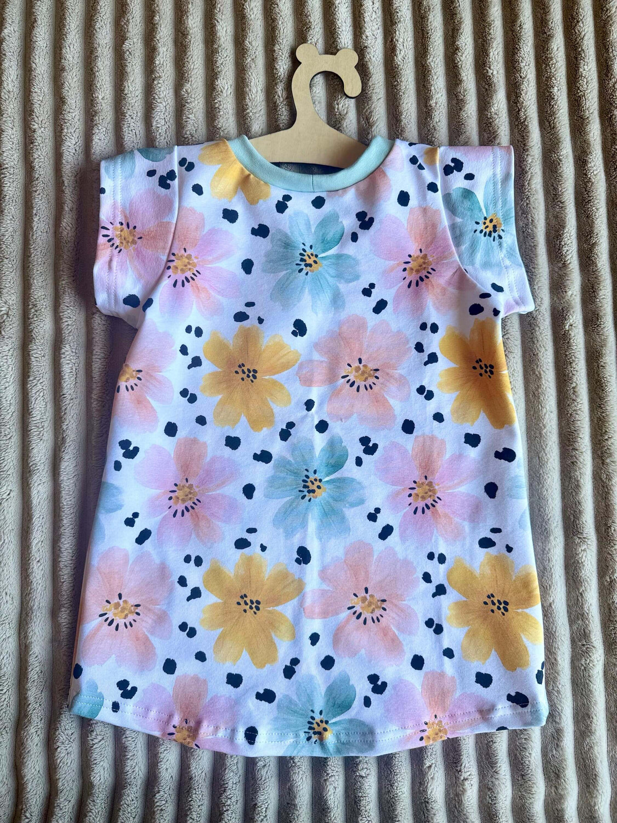 Detailansicht mintfarbenes Halsbündchen am Kinder T-Shirt Blütentraum