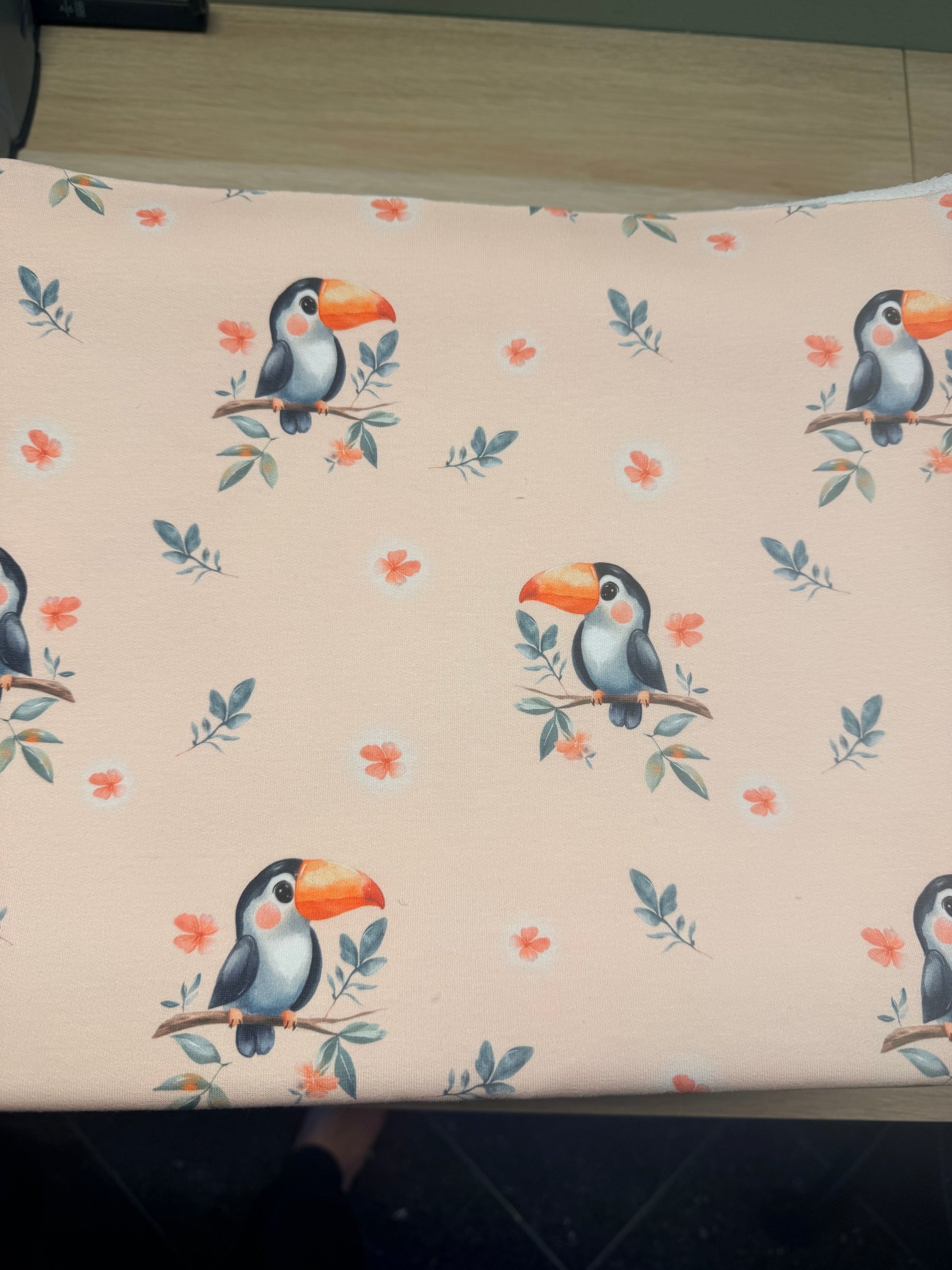 Toucan French Terry Stoff mit rosa Hintergrund und tropischen Motiven