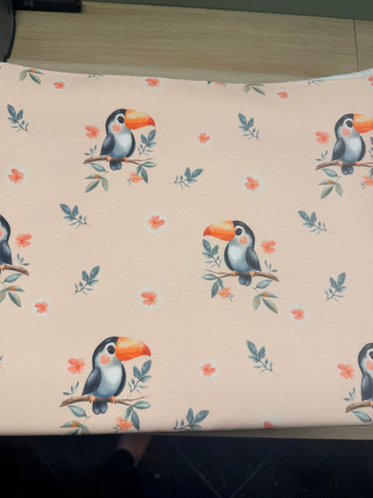 Toucan French Terry Stoff mit rosa Hintergrund und tropischen Motiven