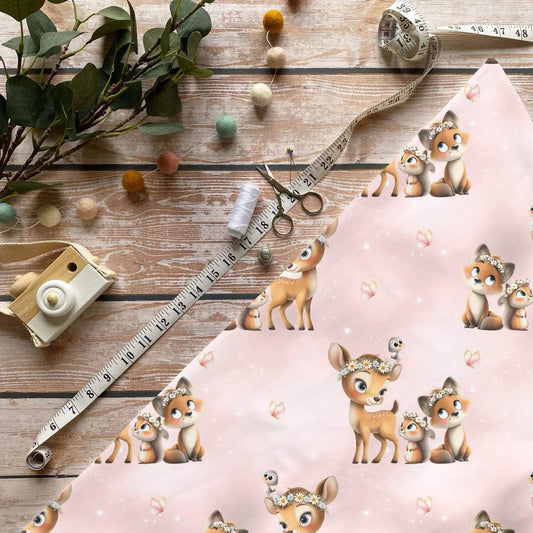 Waldtiere French Terry Stoff mit Reh, Waschbär und Vogel auf rosa Hintergrund