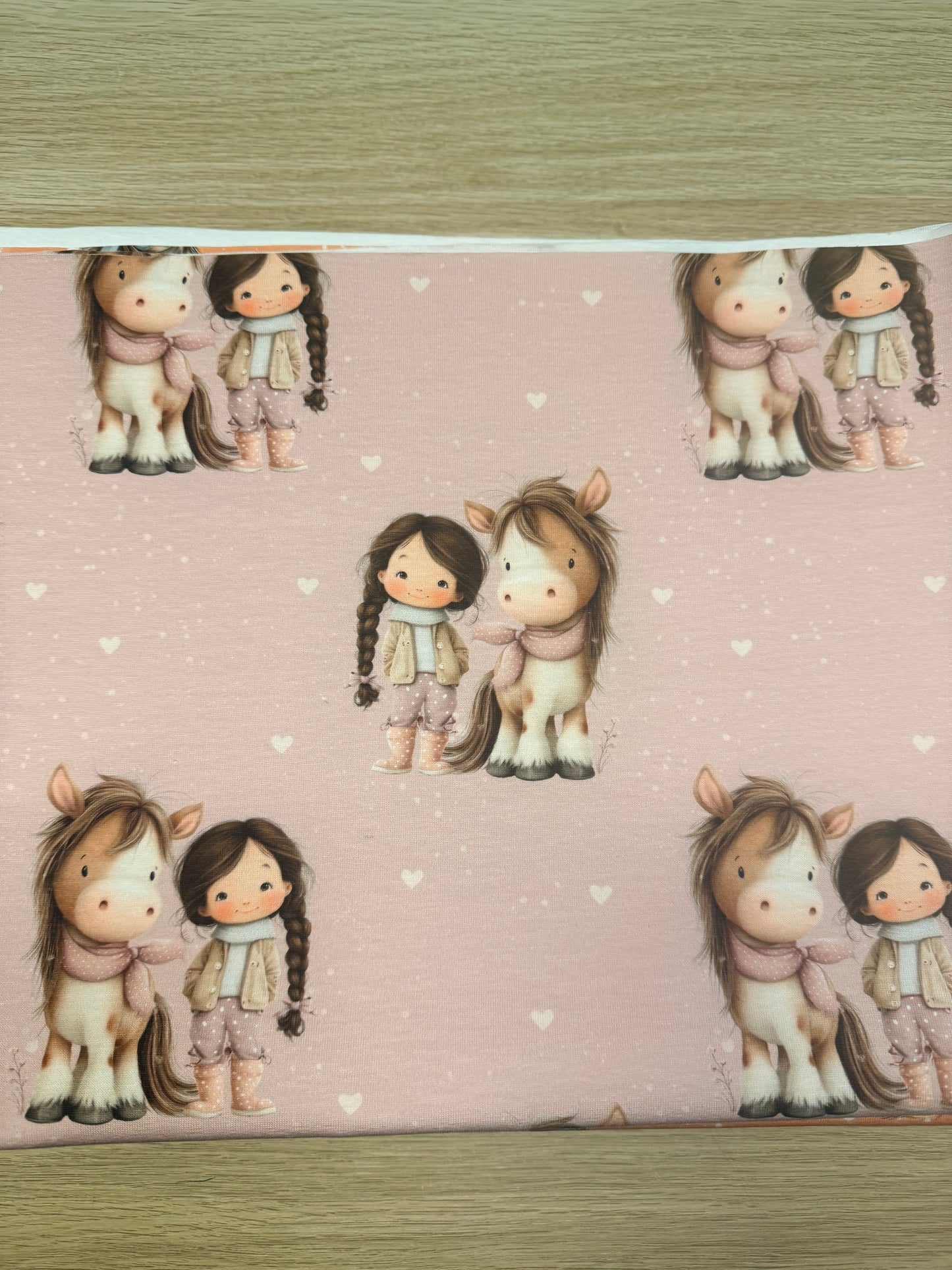 Winter Pferdemädchen Jersey Stoff mit rosa Hintergrund und Herzchen